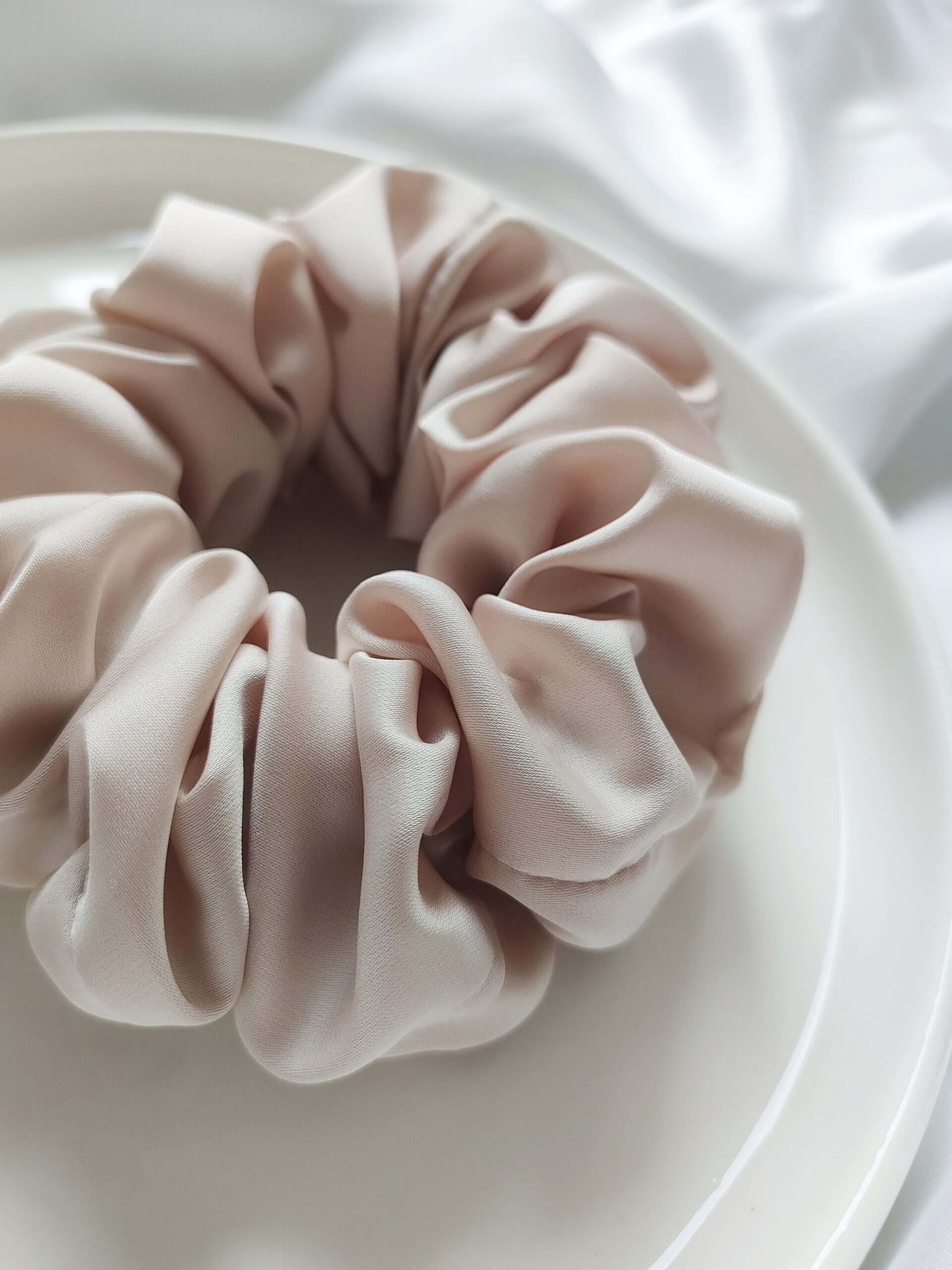 Gumka satynowa scrunchie beżowa handmade – Zszywka