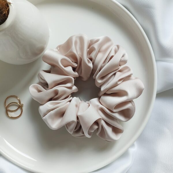 Gumka satynowa scrunchie beżowa handmade – Zszywka