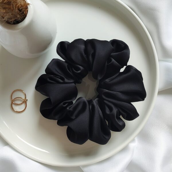 Gumka satynowa scrunchie czarna handmade – Zszywka