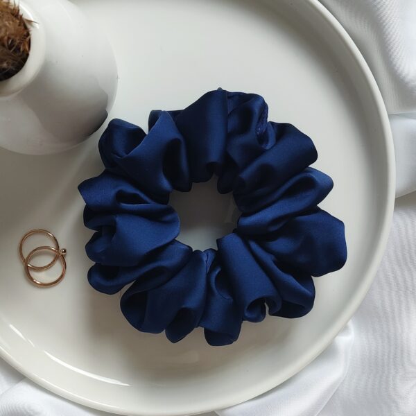 Gumka satynowa scrunchie granatowa handmade – Zszywka