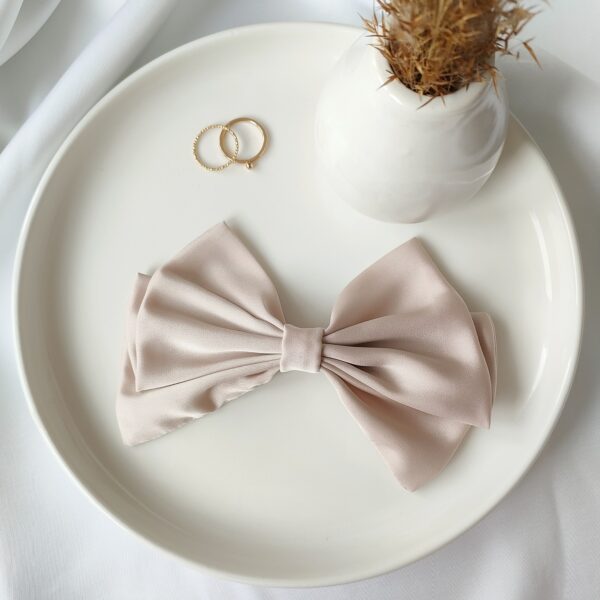 Mała kokarda do włosów beżowa handmade – Zszywka