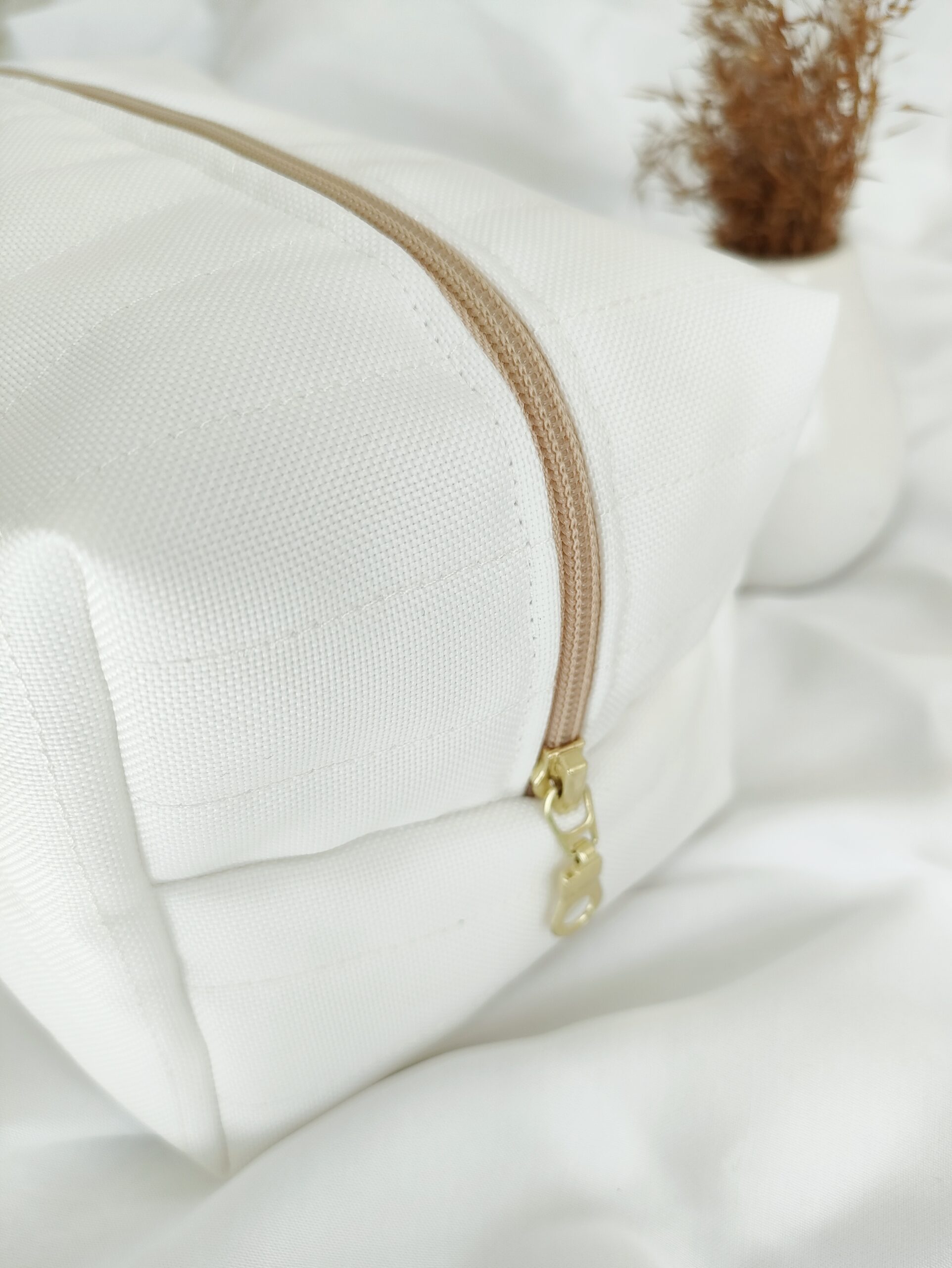 Kosmetyczka box handmade biała – Zszywka