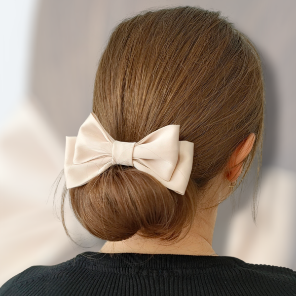 Kokarda satynowa podwójna do włosów beżowa handmade – Zszywka