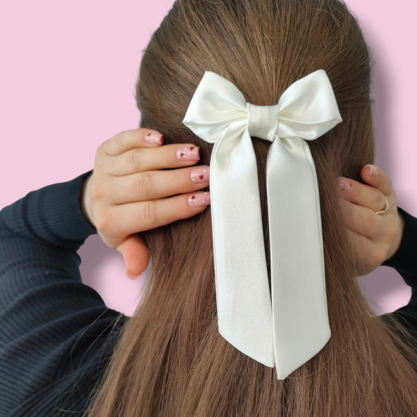 Mała kokarda satynowa do włosów biała handmade – Zszywka