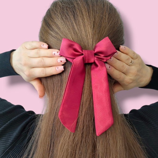 Mała kokarda satynowa do włosów burgundowa handmade – Zszywka