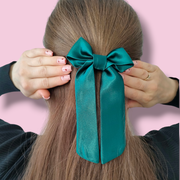 Mała kokarda satynowa do włosów zielona handmade – Zszywka