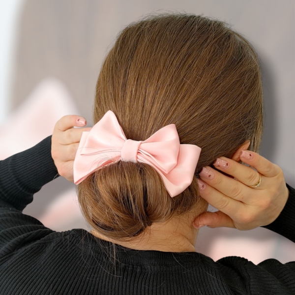 Kokarda satynowa podwójna do włosów różowa handmade – Zszywka