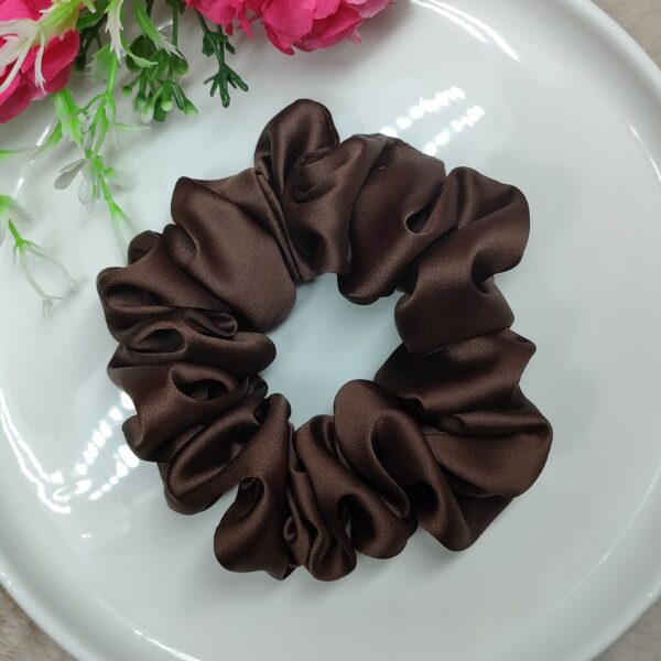 Gumka satynowa scrunchie brązowa handmade – Zszywka