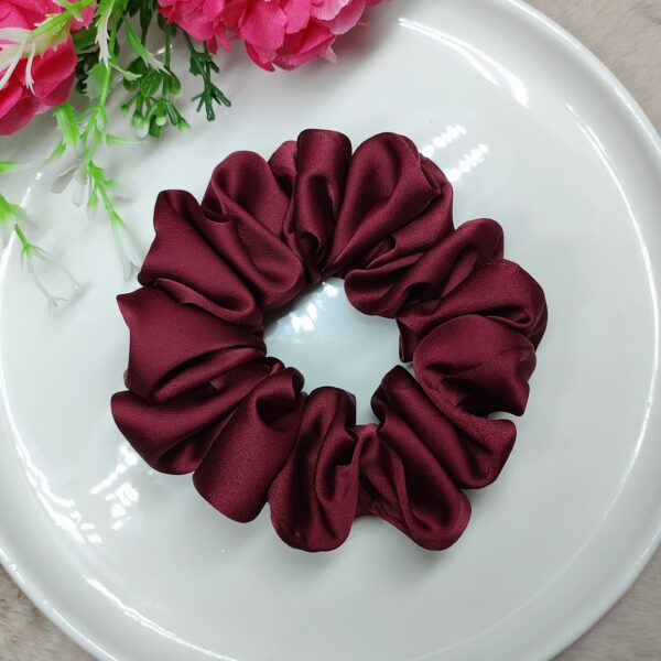 Gumka satynowa scrunchie burgundowa handmade – Zszywka