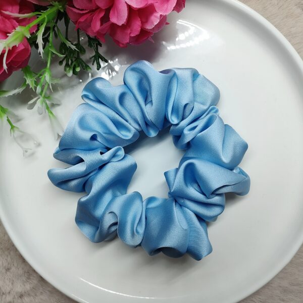 Gumka satynowa scrunchie niebieska handmade – Zszywka